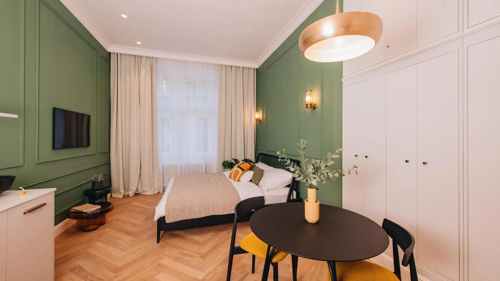 Contacts de Luxury Design Apartment At Old Town Square With Air Condition